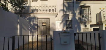 Casa adosada de alquiler en Calle de Maestro Don Antonio Pérez Ruiz, Beas