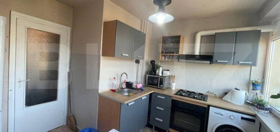 Apartament cu 3 camere, etaj intermediar zona Alexandru Vlahuta