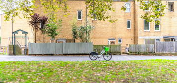 Town house to rent in Caldecott Way, Lower Clapton, Hackney E5