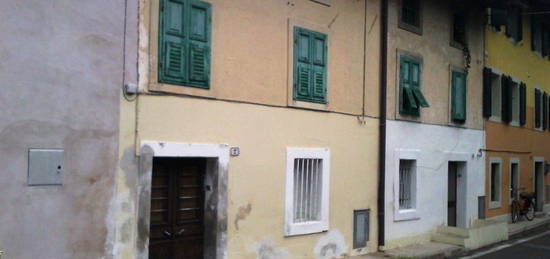 Casa di paese in vendita in via Adige