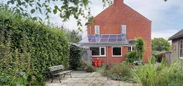 2 bed semi-detached house for sale