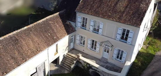 Maison ancienne avec dépendances et jardin à Voulx