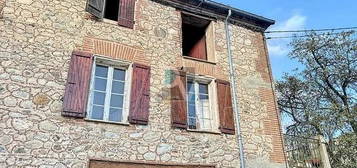 CHARMANTE MAISON AVEC JARDIN, TERRASSE ET UN GARAGE.