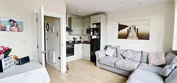 Flat to rent in Sundial Court, Surbiton KT5