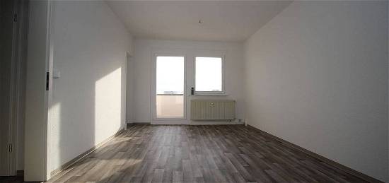 *Renovierte 2-Zimmer-Wohnung mit Dusche im Dachgeschoss zu vermieten*