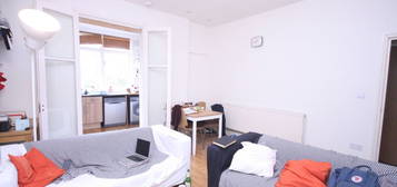 Flat to rent in Hartham Road, Islington N7