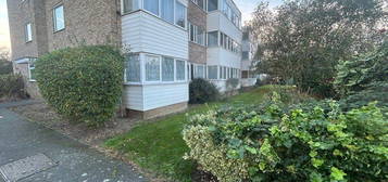 Flat to rent in Winston Close, Romford RM7