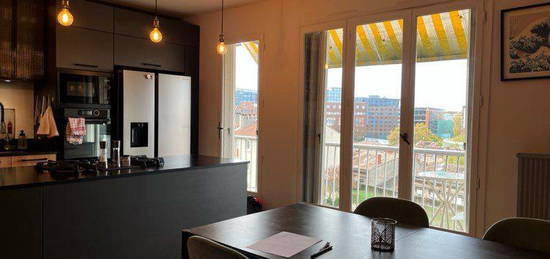 Appartement rénové 67 m2 avec balcon plein ouest et parking sous terrain