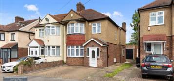 Property to rent in Torquay Gardens, Ilford IG4