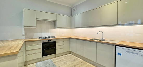 Flat to rent in Station Road, London N3