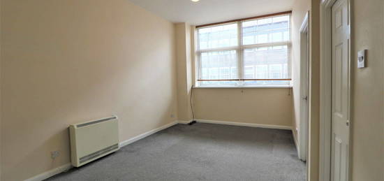 Flat to rent in South Street, Romford, Essex RM1