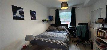 Room to rent in Room 3, 4 Thackeray Road, Southampton SO17