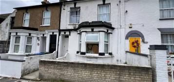 Flat to rent in Llanover Road, Woolwich SE18
