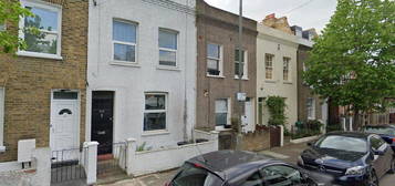 Terraced house to rent in Ravenslea Road, London SW12