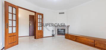 Apartamento T2 com terraço no Laranjeiro, Almada