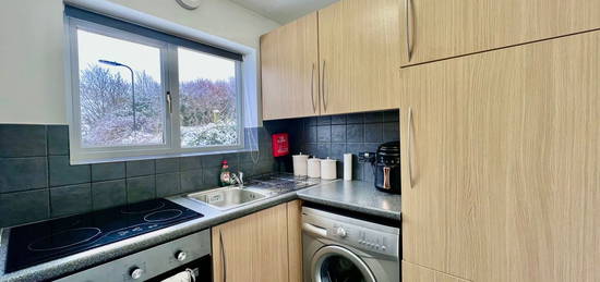 Flat to rent in Simon Way, Southampton SO18