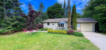564 McNabb St, Saugeen Shores, ON N0H 2L0