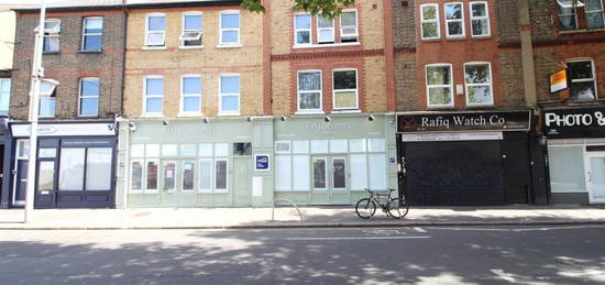 Flat to rent in Wood Street, Walthamstow E17