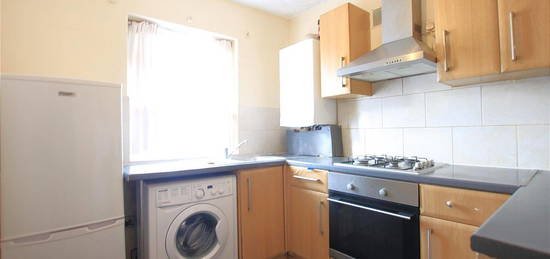 Flat to rent in Church Road, Heston, Middlesex TW5