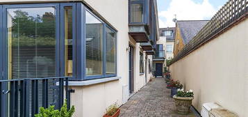 Flat to rent in Elmgrove Mews, Weybridge KT13