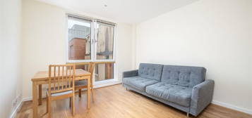 Flat to rent in Hosier Lane, London EC1A