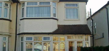 Flat to rent in Derby Avenue, Harrow HA3