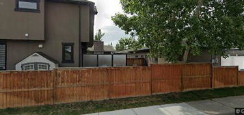 205 35a St SW #NA, Calgary, AB T3C 1P6
