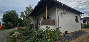 Freistehendes Einfamilienhaus - Bungalow in Kretz (zw. Kruft u. Plaidt) - gr. Grundstück, Garage