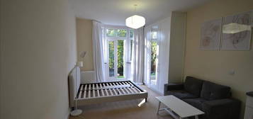 Studio to rent in Blenheim Gardens, London NW2