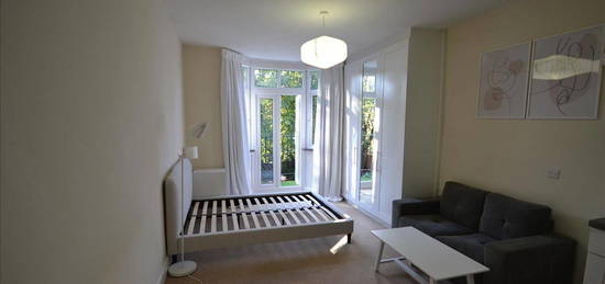 Studio to rent in Blenheim Gardens, London NW2