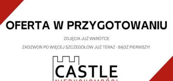 Przestronny bliźniak połączony garażami