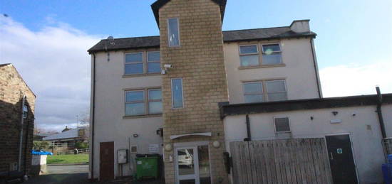 Flat to rent in Greenside, Heckmondwike WF16