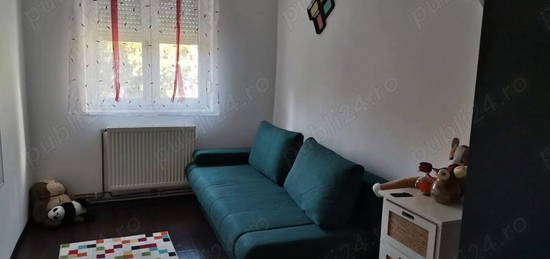 Închiriez apartament cu 4 camere