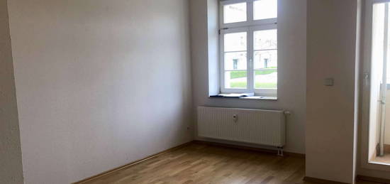 Schöne und helle 2-Zimmer-Wohnung mit Balkon, Parkett und Wannenbad