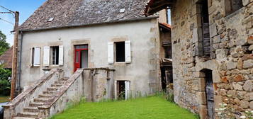 CORREZE Proche ARGENTAT. Belle maison en Pierre avec appartement indépendant, dépendances et terrain de 725m2.