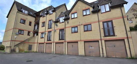 Flat to rent in Flat 11, Highview Lodge, Wesley Court, Stroud GL5