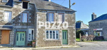 Coulouvray Boisbenatre Maison de bourg avec  cour fermée et dépendance.