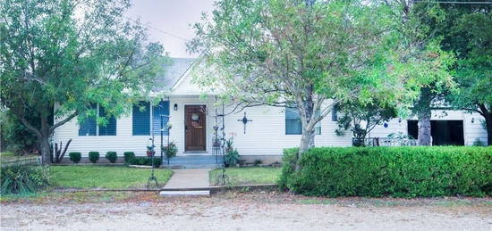 109 S Monroe St, McGregor, TX 76657