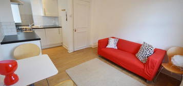 Flat to rent in Sutherland Avenue, Maida Vale W9