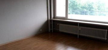 Schöne 2,5-Zimmer-Wohnung mit Wannenbad, Balkon, Aufzug, Stellplatz