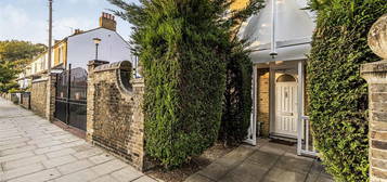 Flat for sale in Gordon Road, Enfield EN2