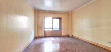 Apartamento T4 Laranjeiras / Metro