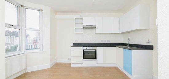 Flat to rent in Seaford Road, London N15