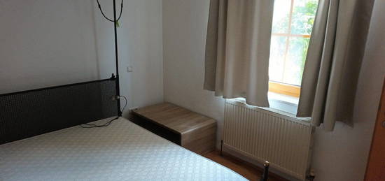 2 Zimmer in einer 3-Zimmer-Wohnung zu vermieten