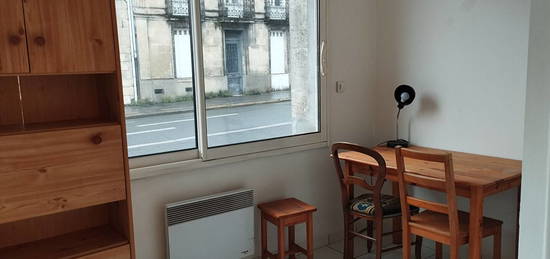 BORDEAUX-rue Belfort-STUDIO MEUBLE 19M² environ