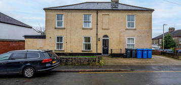 5 bedroom semi-detached house to rent