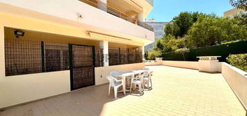 Apartamento com 100 mts de terraços, 2 quartos, garagem, ao lado da praia, em Armação de Pêra, Algarve/Portugal.