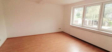 Moderne 3-Zi-Wohnung mit Balkonanteil und Garage am Ortsrand von Piesau zu vermieten