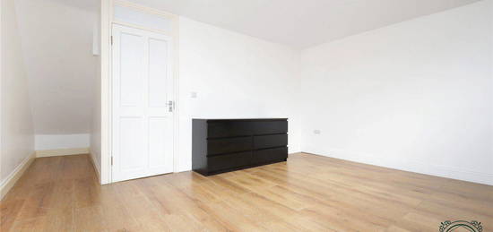 Flat to rent in Highview Gardens, Enfield, London N11