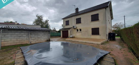 Maison T6 composée de 2 logements avec accès PMR, proche des commodités avec piscine et garage à Camping-car